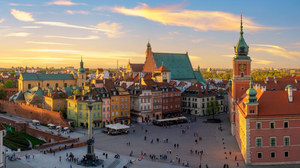 Warsaw royal castle and old town at sunset